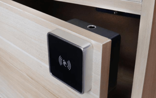 Spindschloss ID LOCK 1000 installiert in einer Holztür